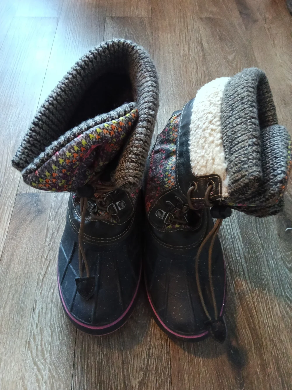Dream Pairs Multicolor Patterned Winter Boot with Pink Logo